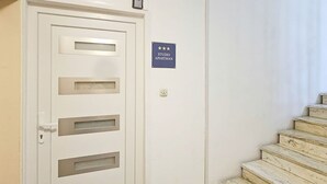 A white door with four mail slots and a sign indicating a studio apartment. - Prskalo by Interhome (Omiš)
