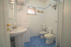 Shower, bidet, towels - Porto Relax Apartment 1 With Sea View, Santa Cesarea Terme, Italy (Santa Cesarea Terme)