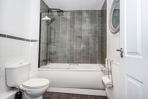 Doulton House Sleeps 5 Parking Wifi Long Stay Disc