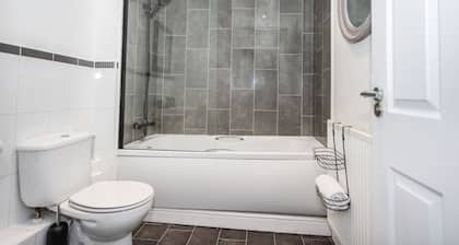 Doulton House Sleeps 5 Parking Wifi Long Stay Disc