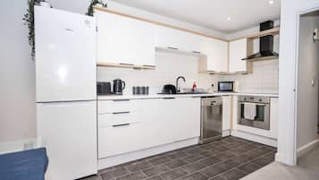 Kjøleskap, mikrobølgeovn, ovn og brødrister