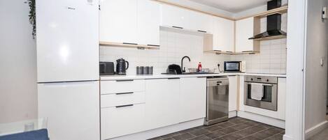 雪櫃、微波爐、焗爐、多士爐