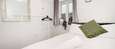 2 bedrooms, desk, iron/ironing board, free WiFi