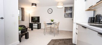 Doulton House Sleeps 5 Parking Wifi Long Stay Disc