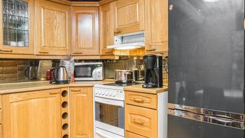 Geladeira, micro-ondas, talheres/pratos/utensílios de cozinha