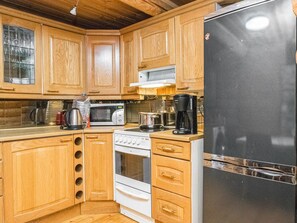 Køleskab, mikrobølgeovn, køkkentøj/tallerkener/redskaber