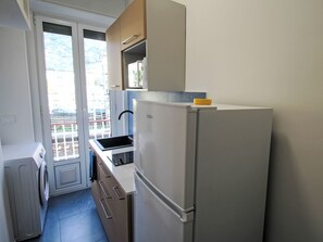 Kjøleskap, mikrobølgeovn og kjøkkenutstyr