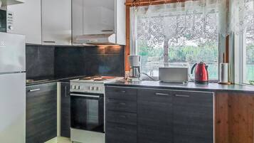 Geladeira, micro-ondas, talheres/pratos/utensílios de cozinha