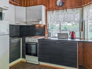 Réfrigérateur, micro-ondes, batterie de cuisine, vaisselle et ustensiles