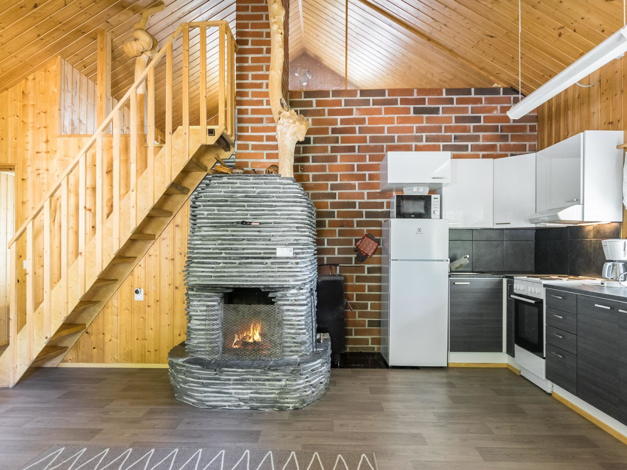 Réfrigérateur, micro-ondes, batterie de cuisine, vaisselle et ustensiles