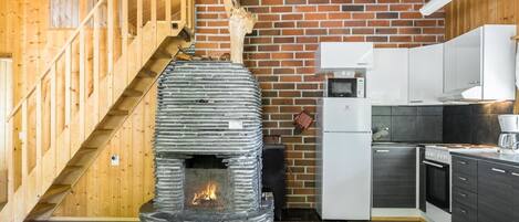 Kjøleskap, mikrobølgeovn og kjøkkenutstyr