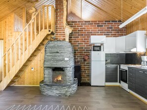 Kjøleskap, mikrobølgeovn og kjøkkenutstyr