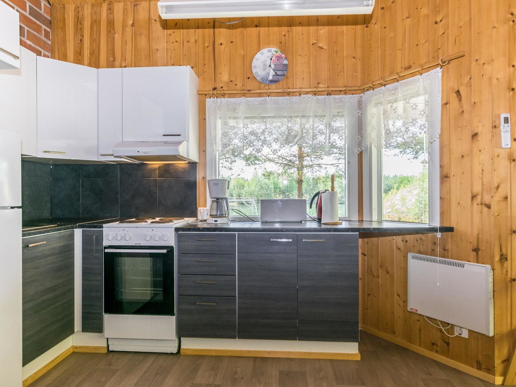 Frigorífico, microondas y utensilios de cocina