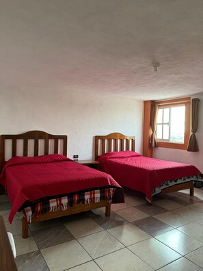 Desk, laptop workspace, free WiFi, bed sheets - Hotel la Concha  (San José Iturbide)