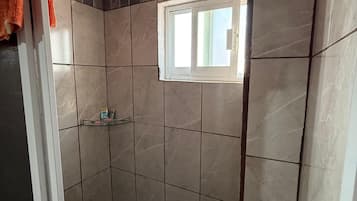 Regadera, toallas, jabón, shampoo