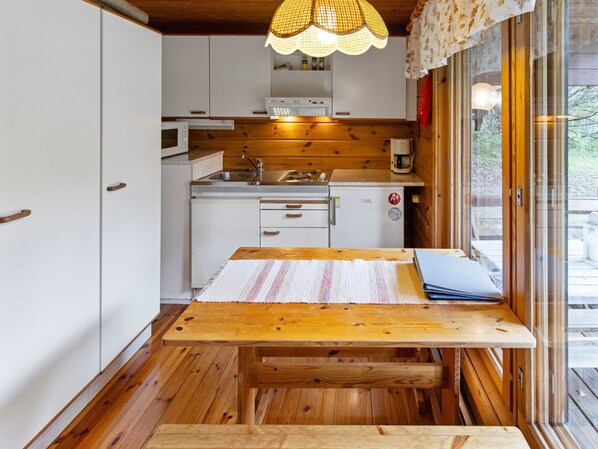 Køleskab, mikrobølgeovn, køkkentøj/tallerkener/redskaber