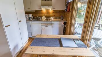 Réfrigérateur, micro-ondes, batterie de cuisine, vaisselle et ustensiles