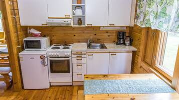 Réfrigérateur, micro-ondes, batterie de cuisine, vaisselle et ustensiles