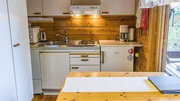 Réfrigérateur, micro-ondes, batterie de cuisine, vaisselle et ustensiles