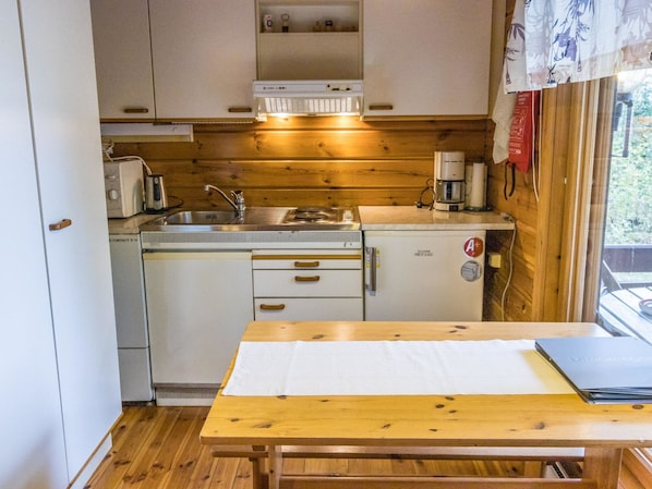 Køleskab, mikrobølgeovn, køkkentøj/tallerkener/redskaber