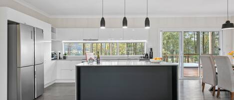 Kylskåp, mikrovågsugn, ugn och spishäll