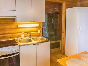 Kjøleskap, mikrobølgeovn, oppvaskmaskin og kjøkkenutstyr