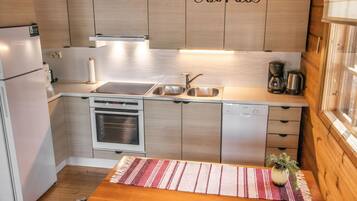 Frigorifero, microonde, lavastoviglie, pentole/stoviglie/utensili