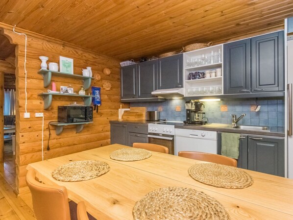 Refrigerador, microondas, lavavajillas, utensilios de cocina