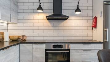 Køleskab, mikrobølgeovn, opvaskemaskine, køkkentøj/tallerkener/redskaber