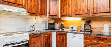 Frigorífico, microondas, lavavajillas y utensilios de cocina