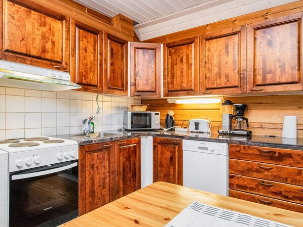 Refrigerador, microondas, lavavajillas, utensilios de cocina