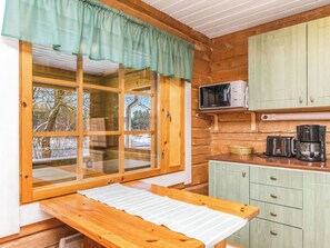 Kjøleskap, mikrobølgeovn, oppvaskmaskin og kjøkkenutstyr