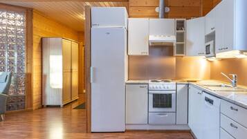 Kühlschrank, Mikrowelle, Geschirrspüler, Kochgeschirr/Geschirr/Besteck