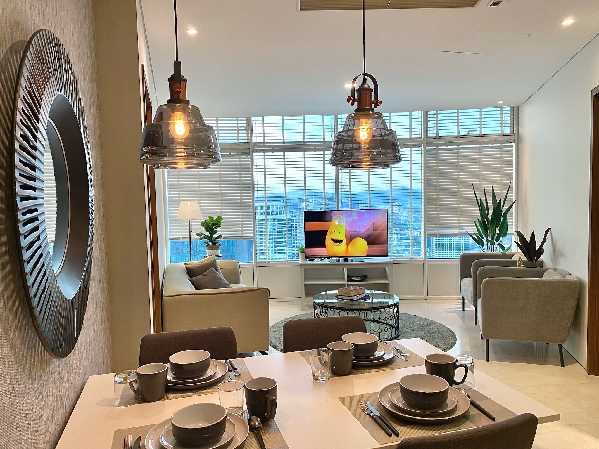 40-cm LED TV with cable channels, Netflix, streaming services