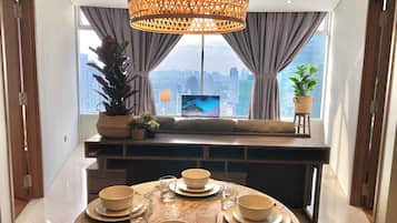Deluxe Apartment, City View | Ruang tamu | 40 cm televisyen LED dengan kabel, Netflix, perkhidmatan penstriman