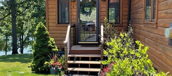 Charming 2-bedroom cottage in pleasant Athens with WiFi, AC