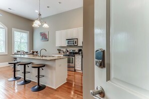 Mikrovågsugn, ugn, spishäll och diskmaskin