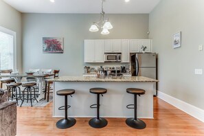 Mikrovågsugn, ugn, spishäll och diskmaskin