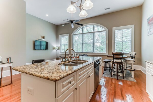 Mikrovågsugn, ugn, spishäll och diskmaskin