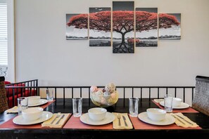 Dining - Spacious, Walkable & Cozy with lots of Space! King and Queen beds (Savannah)