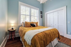 4 bedrooms, desk, iron/ironing board, WiFi - Spacious, Walkable & Cozy with lots of Space! King and Queen beds (Savannah)