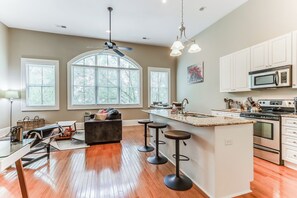Microwave, oven, stovetop, dishwasher - Spacious, Walkable & Cozy with lots of Space! King and Queen beds (Savannah)