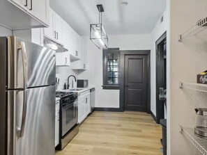 Fridge, microwave, oven, stovetop - Charming 2-bedroom apartment close to Downtown Dallas (Dallas)