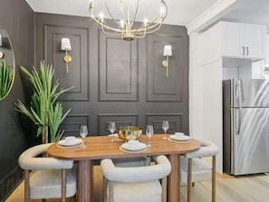 Dining - Charming 2-bedroom apartment close to Downtown Dallas (Dallas)