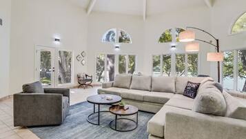 Televisie, een open haard, tafelvoetbal en boeken