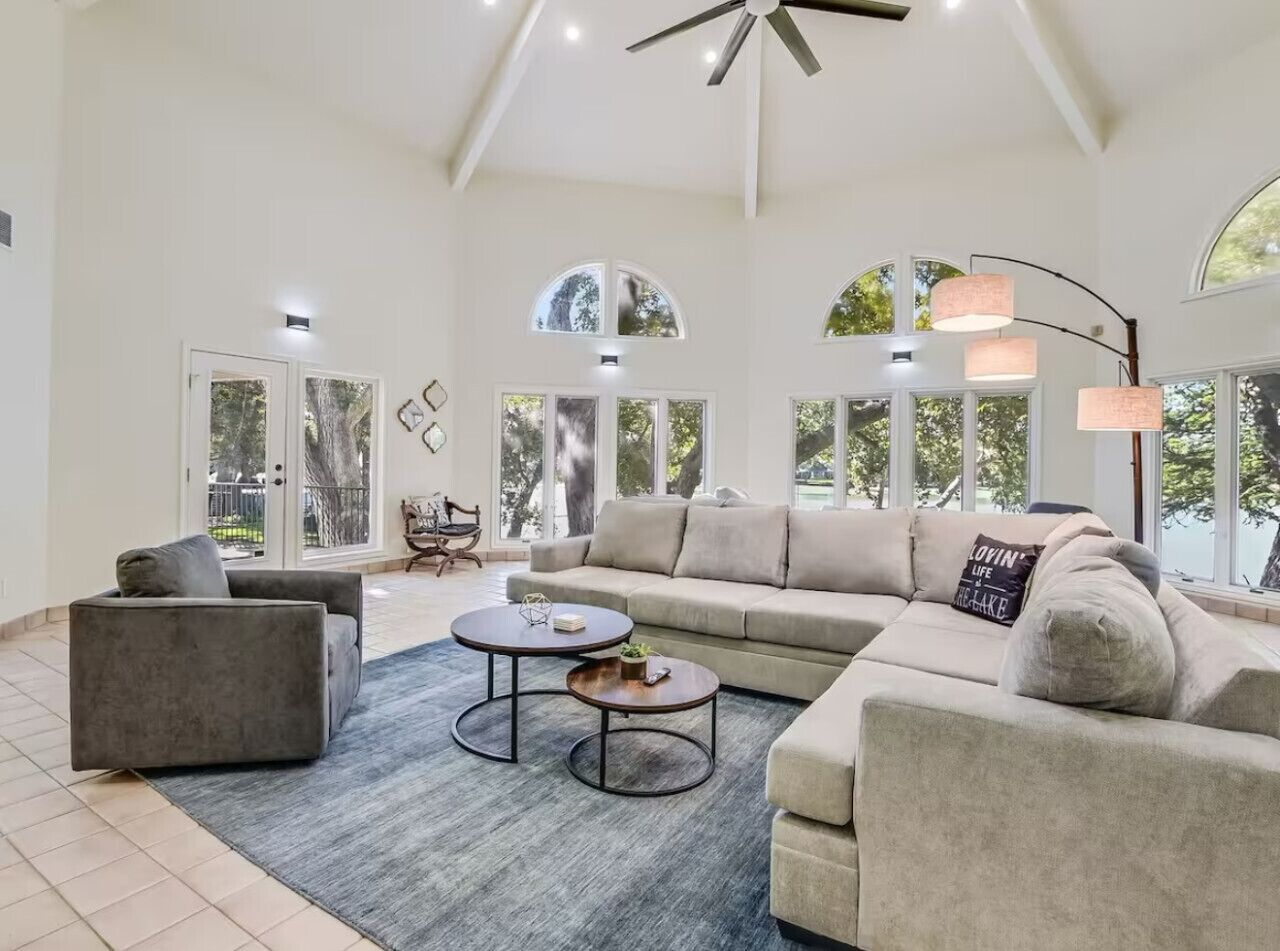 电视、壁炉、桌上足球、书