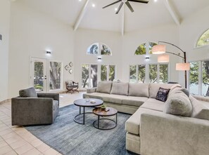 テレビ、暖炉、テーブルサッカー台、書庫