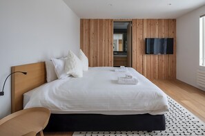 5 bedrooms, iron/ironing board, free WiFi