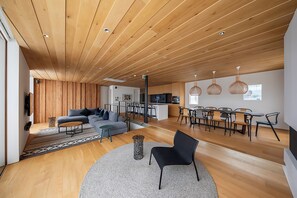 House, 5 Bedrooms | Living area