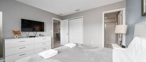 4 chambres, bureau, fer et planche à repasser, lit parapluie